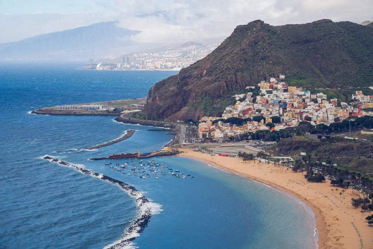 Strönd og bæjarútsýni á Tenerife – vinsælt svæði fyrir spænskunámskeið á Tenerife
