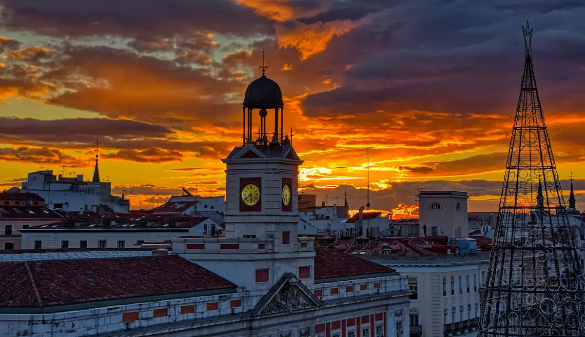 Madríd í sólsetri með útsýni yfir Puerta del Sol og sögulegar byggingar í miðborg Spánar
