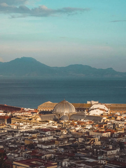 Loftmynd af Napoli með vesúvíus í bakgrunni