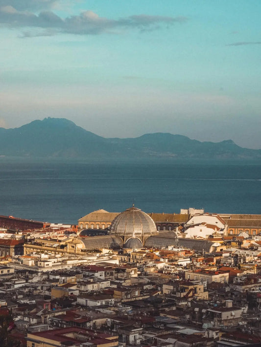 Loftmynd af Napoli með vesúvíus í bakgrunni
