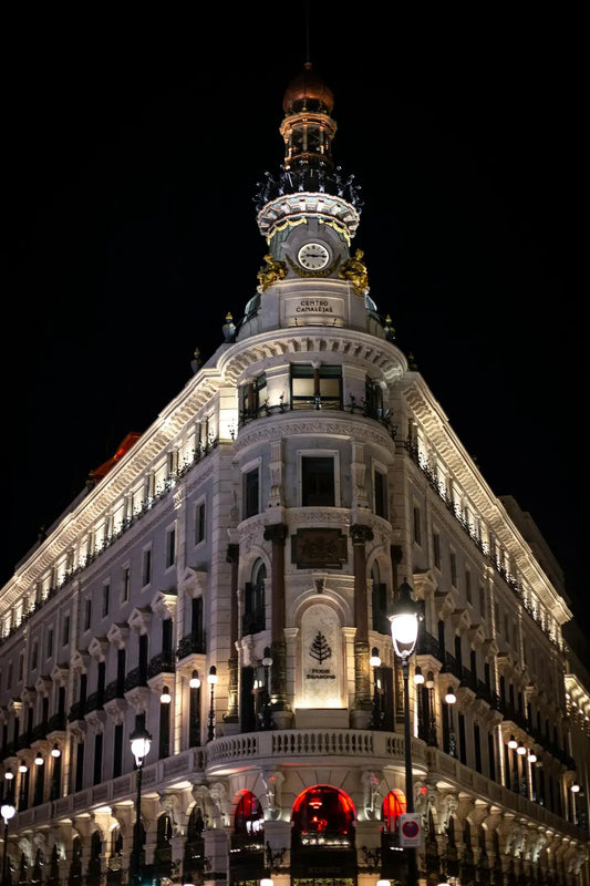Tungumálanámskeið í Madrid – stór bygging lýst upp á kvöldin, fyrir einstaklinga og hópa með menningartengdu námi